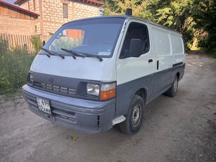 автомобиль-toyota-hiace