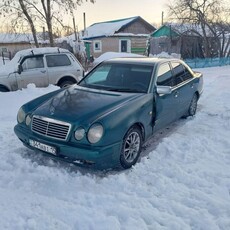 автомобиль-мерседес-210