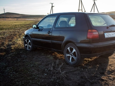 автомобиль-volkswagen-golf