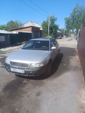 автомобиль-audi-a4