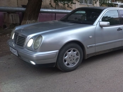 Mercedes Bens Е200