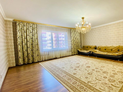 Продажа 4-комнатной квартиры, 135 м, Республики, дом 1/3