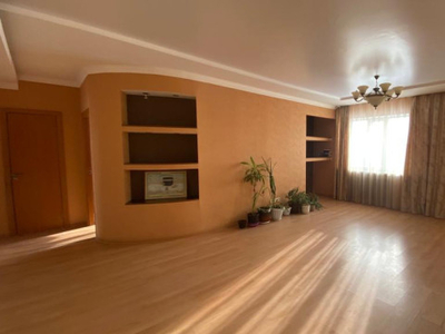 Продажа 5-комнатной квартиры, 136 м, Шахтеров