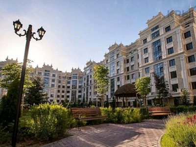 4-комнатная квартира, 140 м², 6/7 этаж, мкр Самал-3, Митина 4 — Достык