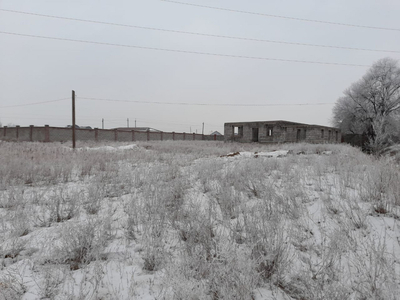 Продам участок возле водоема с недостроенным домом ,20 соток.