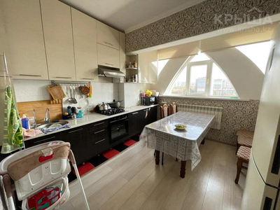 3-комнатная квартира, 76 м², 9/9 этаж, мкр Аксай-4, Жубанова 30 — Саина